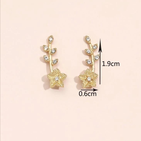 ✨️✨️NEW✨️✨️STUNNING!! FLOWER Ear Climber Earrings with Tiny CZ'S in GOLD Plating - Picture 4 of 14